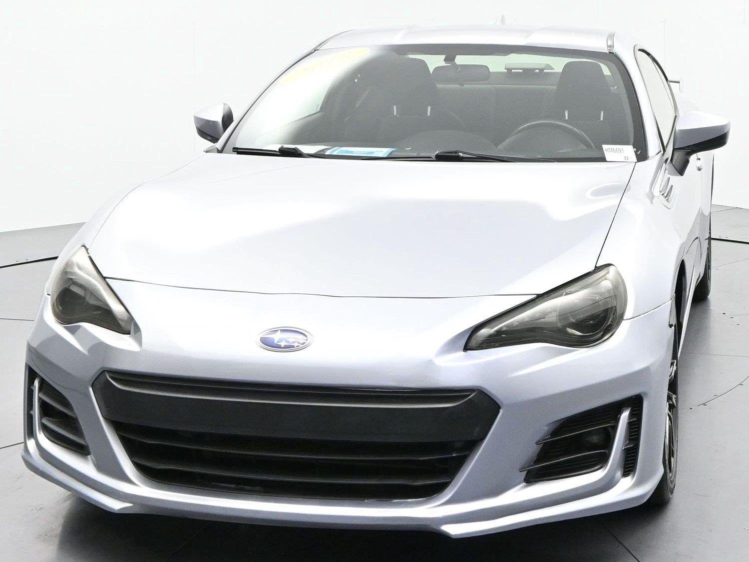 Used 2018  Subaru Premium image 2
