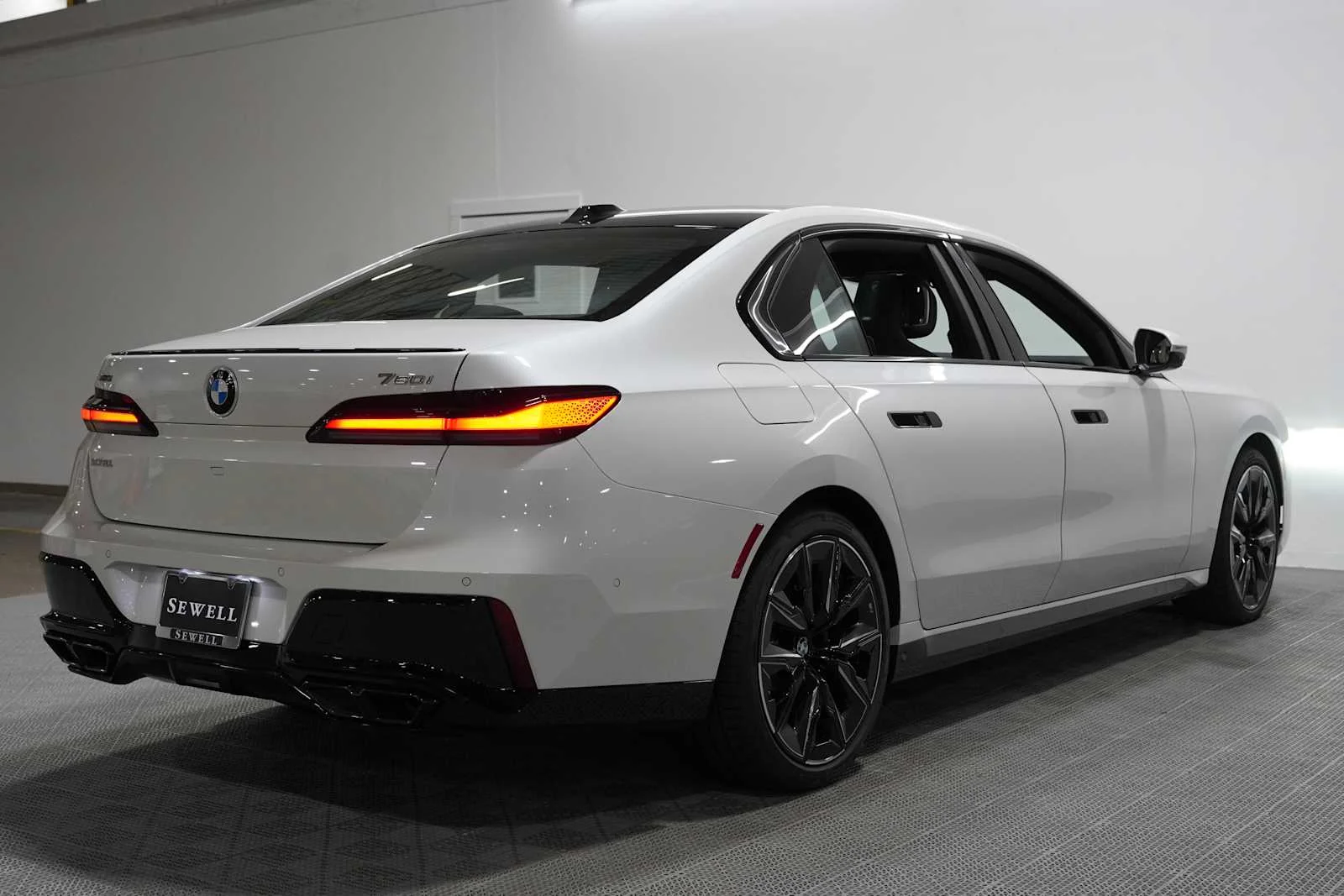 New 2026 Mineral White Metallic BMW 760i xDrive image 2