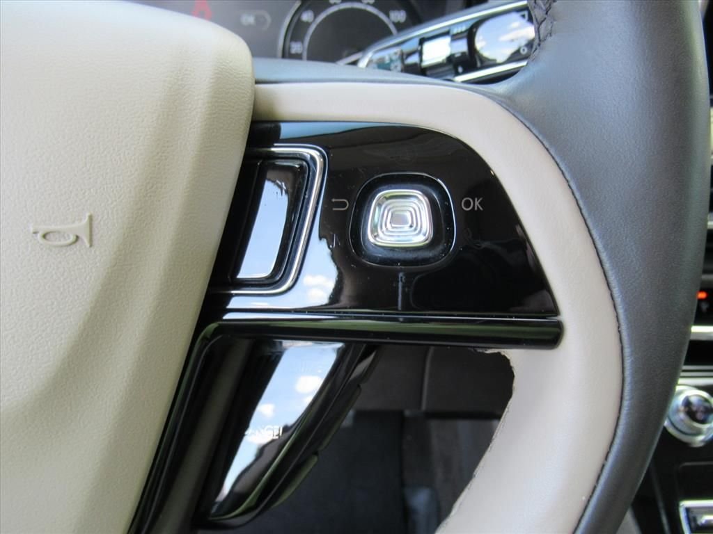 Used 2022 White Lincoln Standard image 24