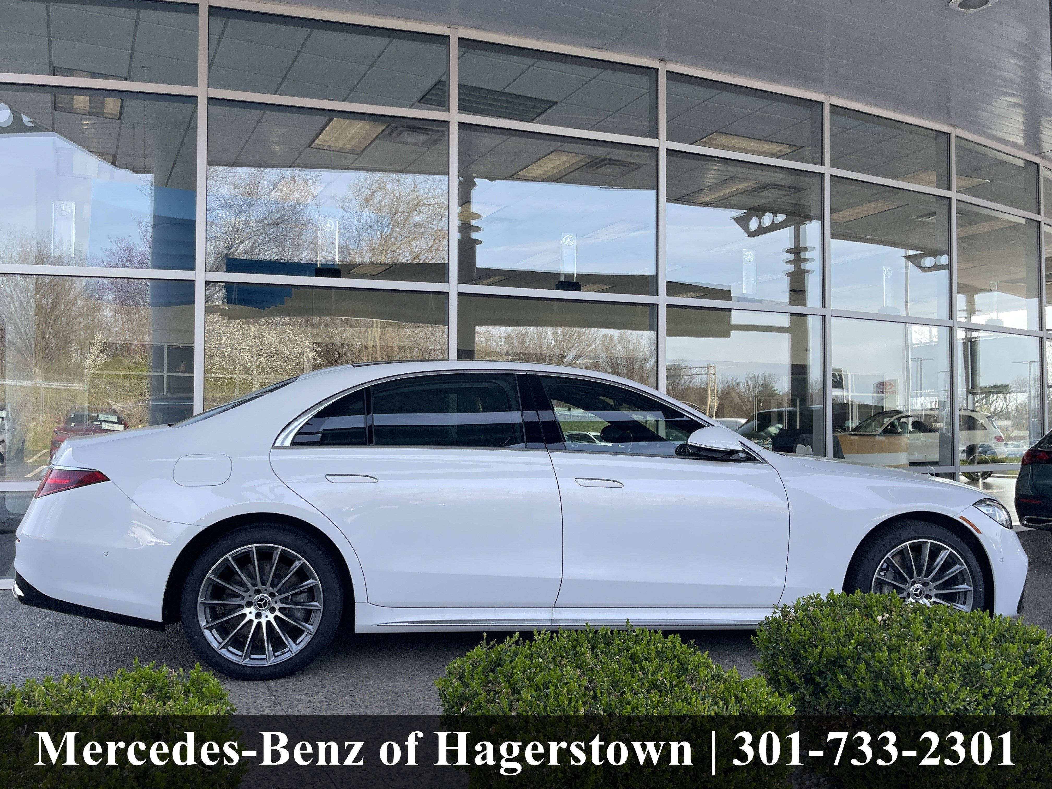 New 2026 MANUFAKTUR Moonlight White Metallic Mercedes-Benz S 580 image 9