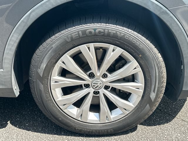 Used 2018 Gray Volkswagen 2.0T SE image 11