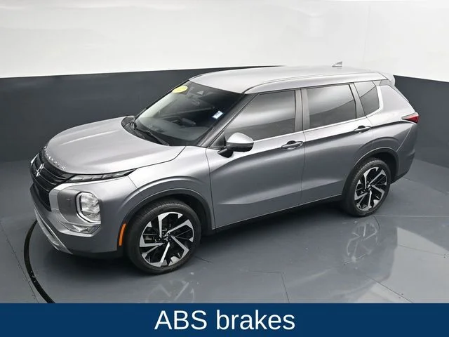 Used 2022  Mitsubishi SE image 26