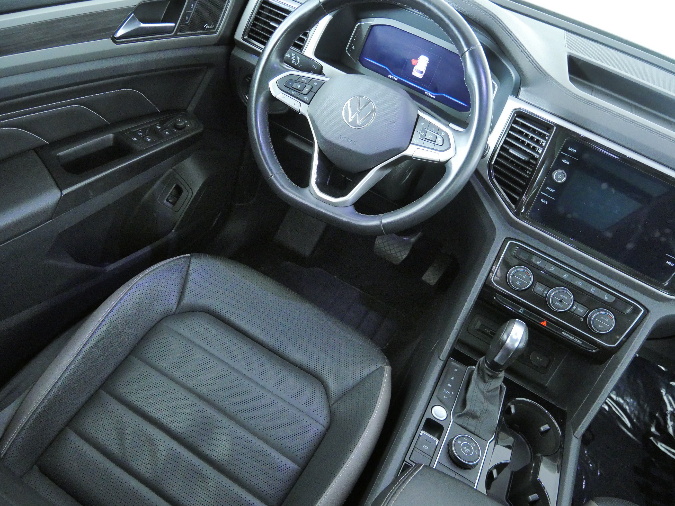 Used 2021 White Volkswagen 3.6L V6 SEL Premium image 9