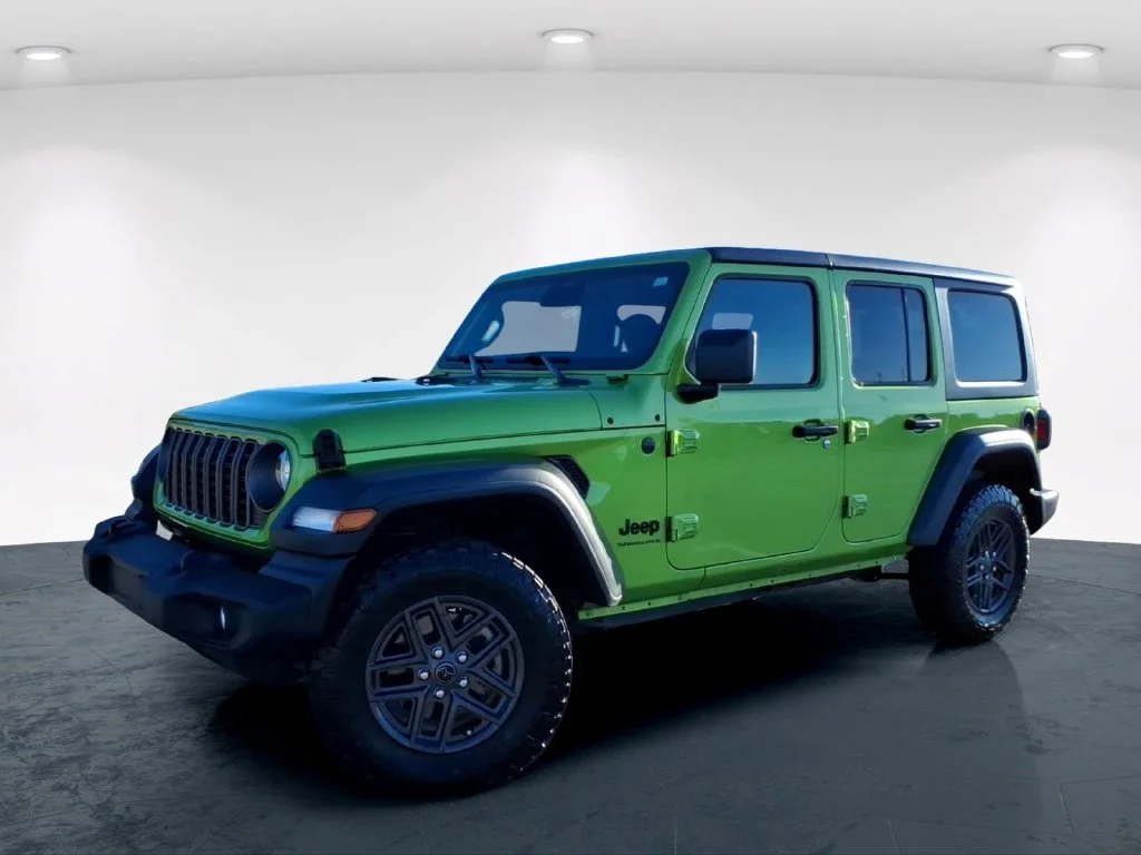Used 2025 Green Jeep Sport S image 2