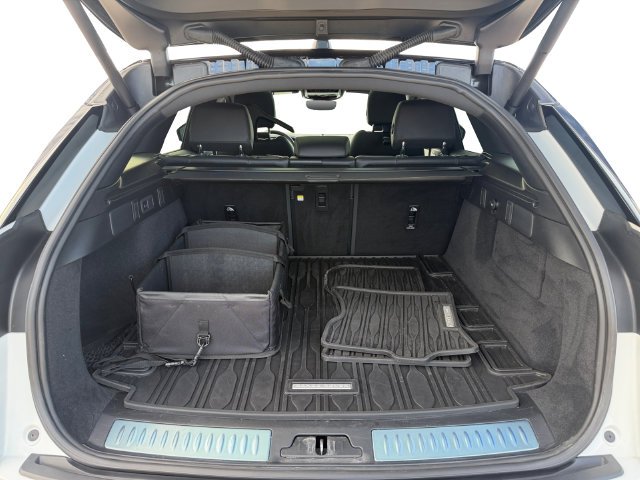 Used 2024  Land Rover Dynamic SE image 18