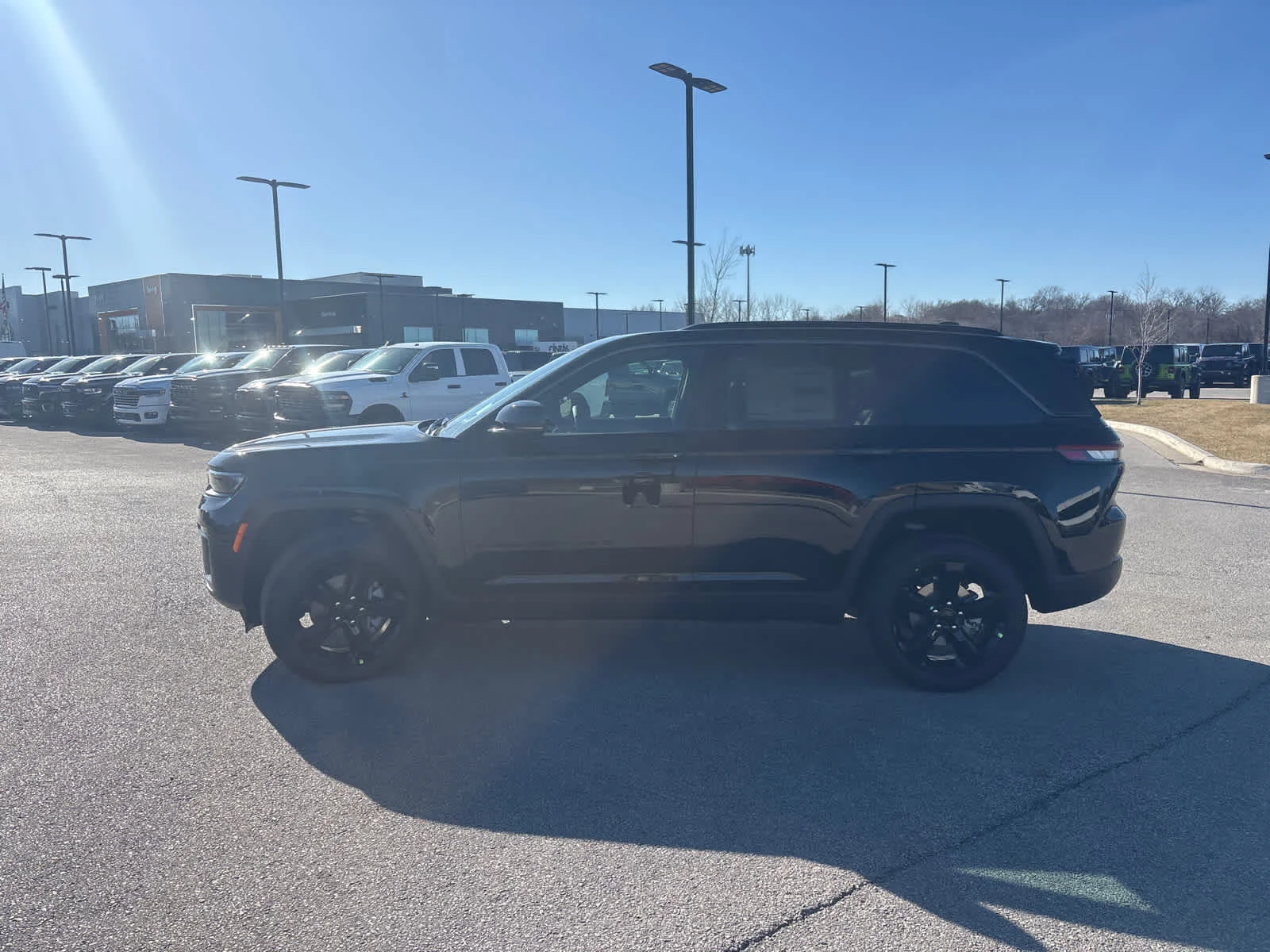 New 2026 Diamond Black Crystal Pearl-Coat Exterior Paint Jeep Limited image 5