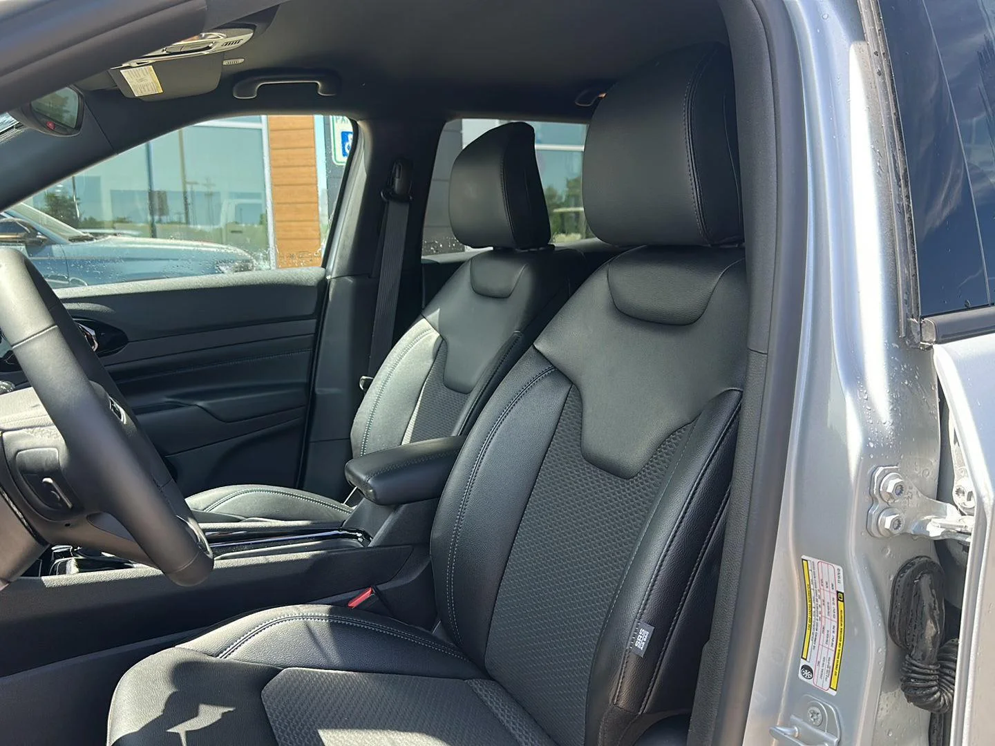 New 2026 Silver Zynith Metallic Clearcoat Jeep Latitude Altitude image 10