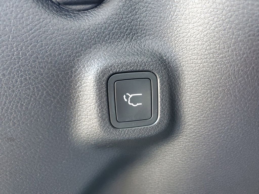 New 2026 Bright White Clearcoat Jeep Latitude image 8