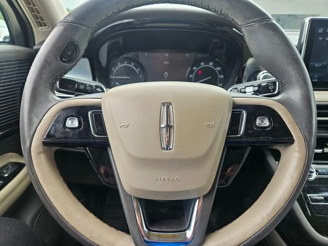 Used 2021 Pristine White Lincoln Standard image 9