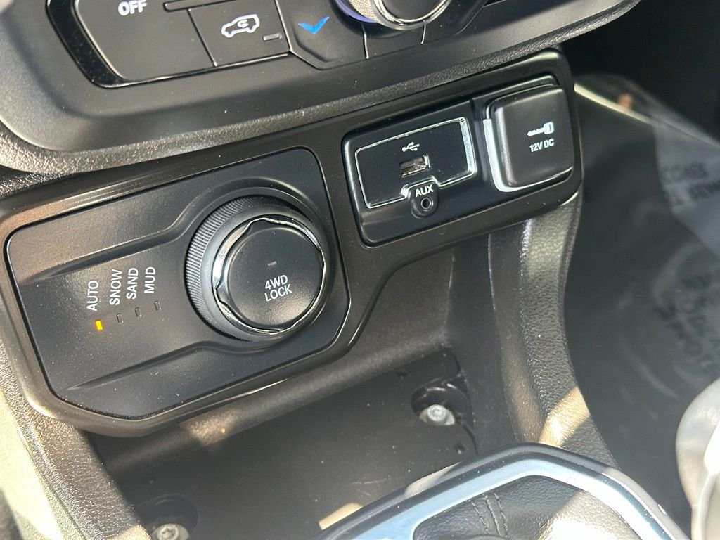 Used 2023 White Jeep Latitude image 7