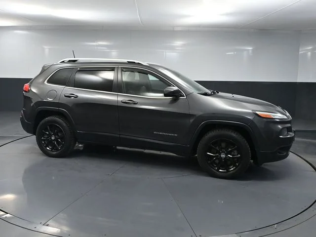 Used 2016 Gray Jeep Latitude image 3