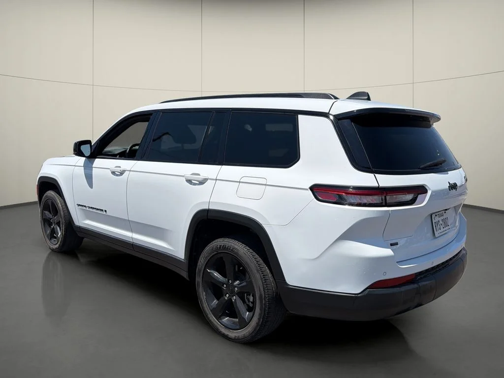 Used 2022 White Jeep Altitude image 5