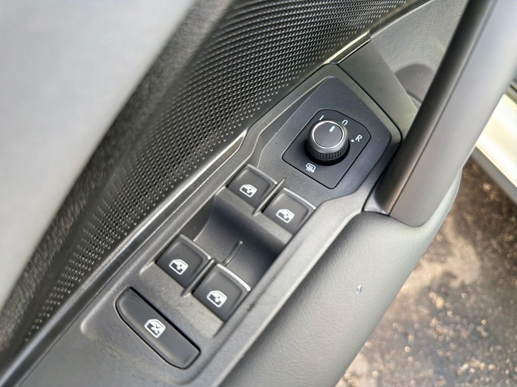 Used 2026 White/off-white Volkswagen SE R-Line Black image 12