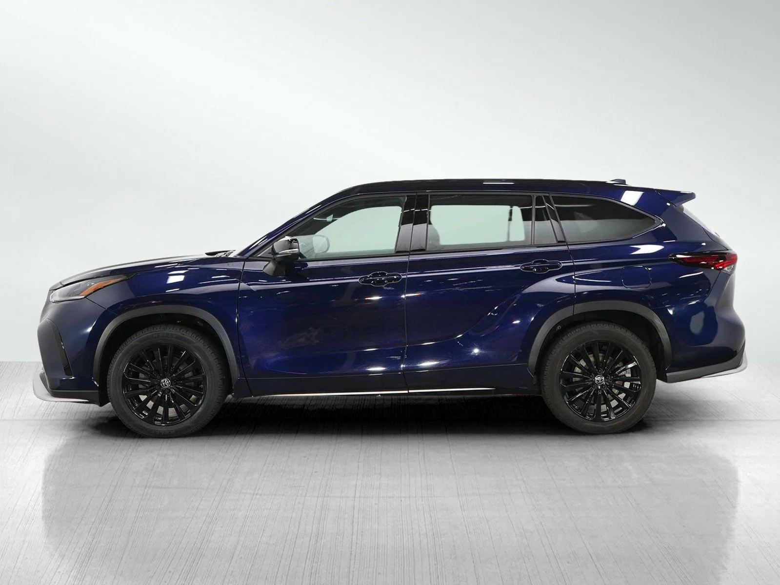 Used 2025 Toyota Highlander XSE with VIN 5TDKDRBH8SS578139 for sale in Burnsville, Minnesota