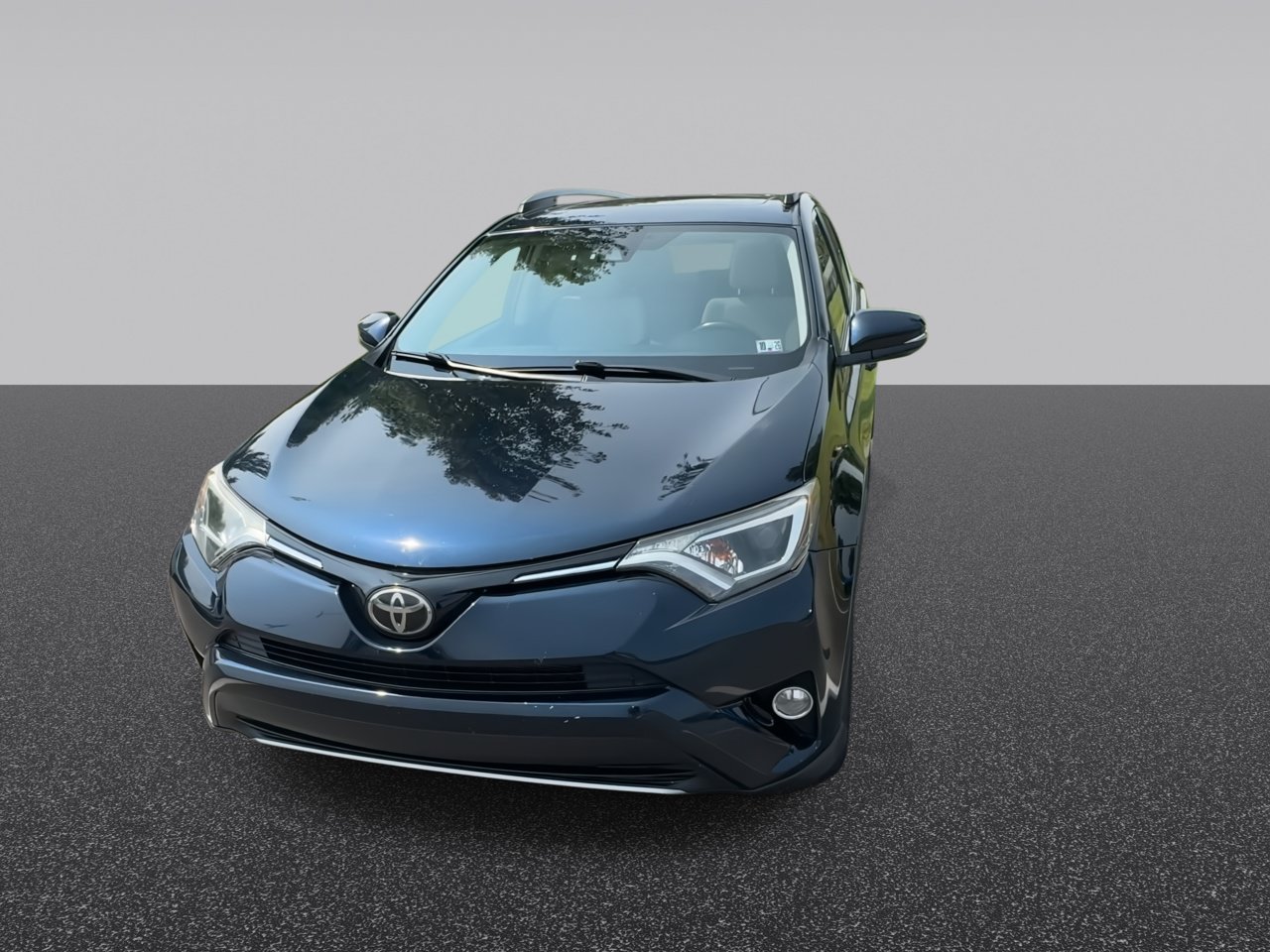 Used 2018 Galactic Aqua Mica Toyota XLE image 3
