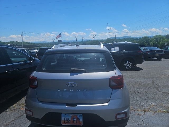 Used 2024 Silver Hyundai SEL image 4