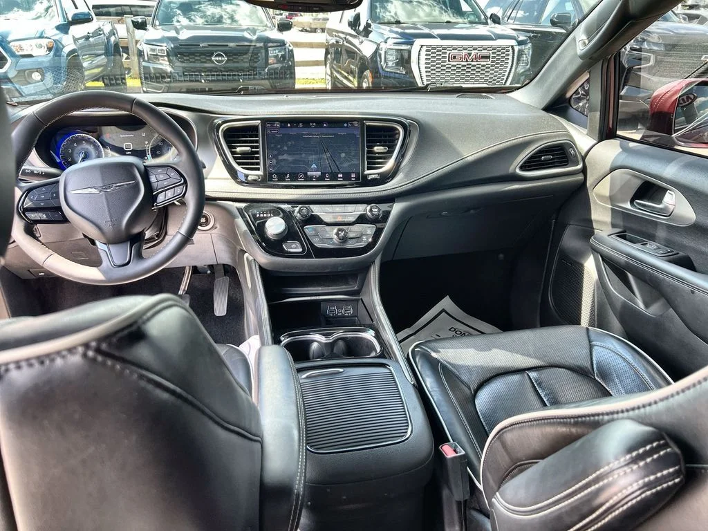 Used 2022 Red Chrysler Limited image 21