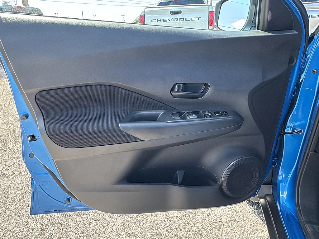 Used 2025 Electric Blue Metallic Nissan  image 31