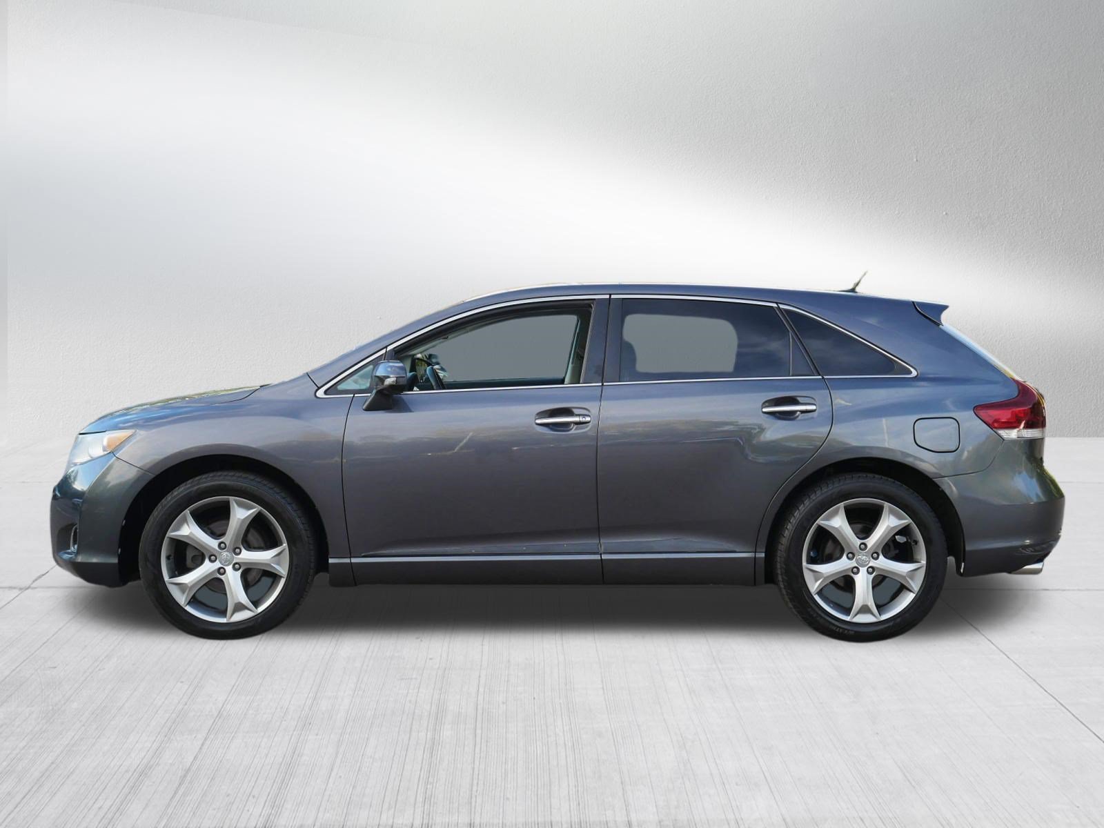 Used 2013 Magnetic Gray Metallic Toyota XLE image 4