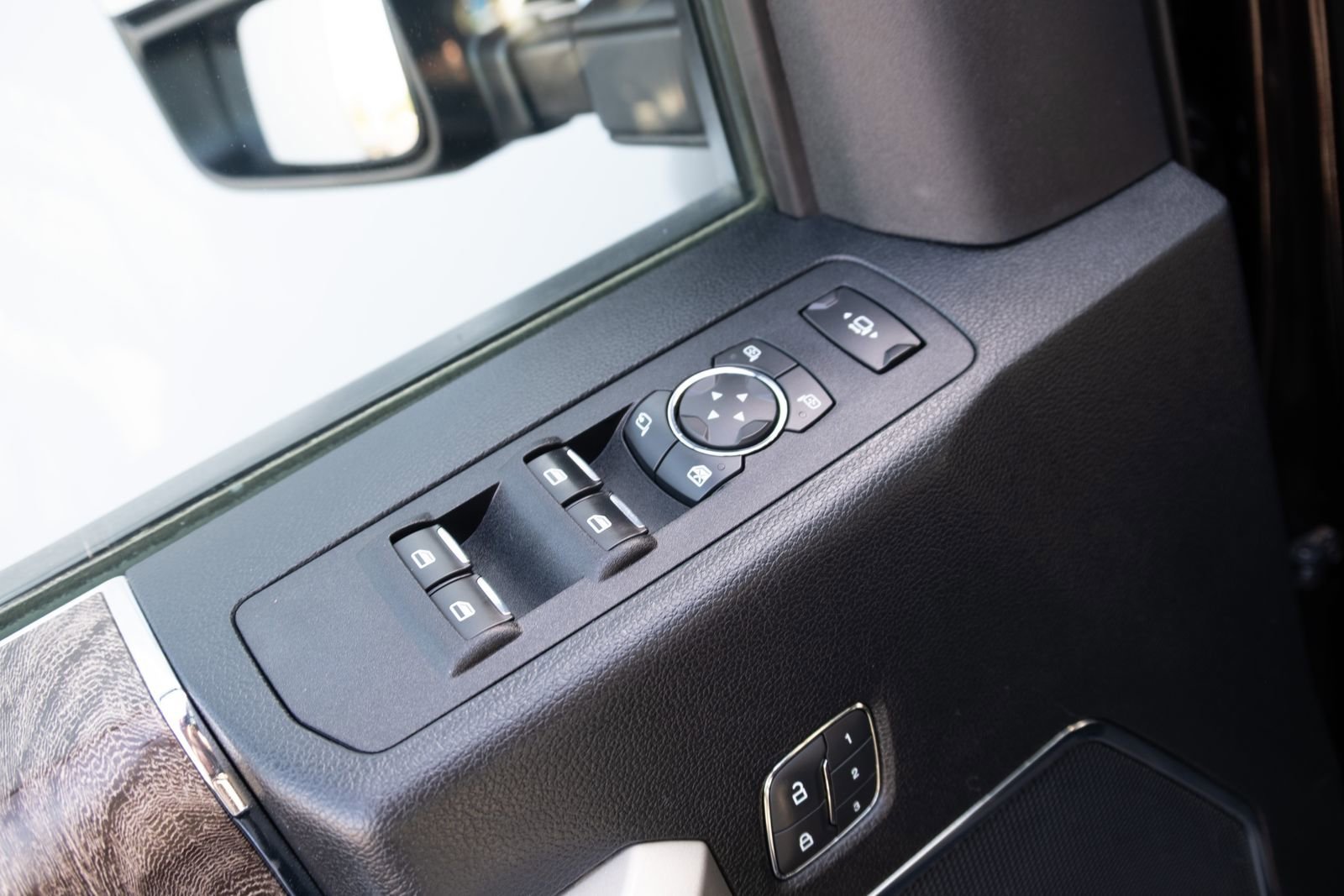 Used 2019  Ford Lariat image 15