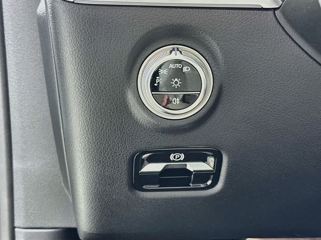 New 2026 MANUFAKTUR Alpine Grey Mercedes-Benz C 300 image 10