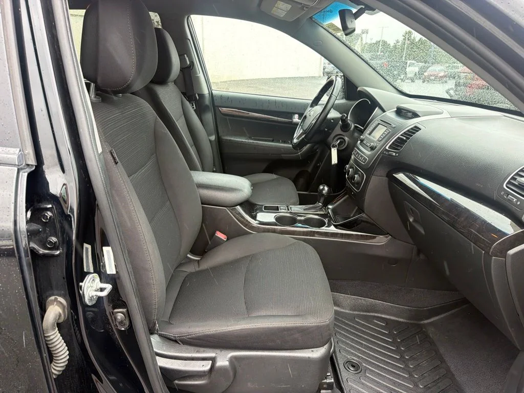 Used 2015 Black Kia LX image 38