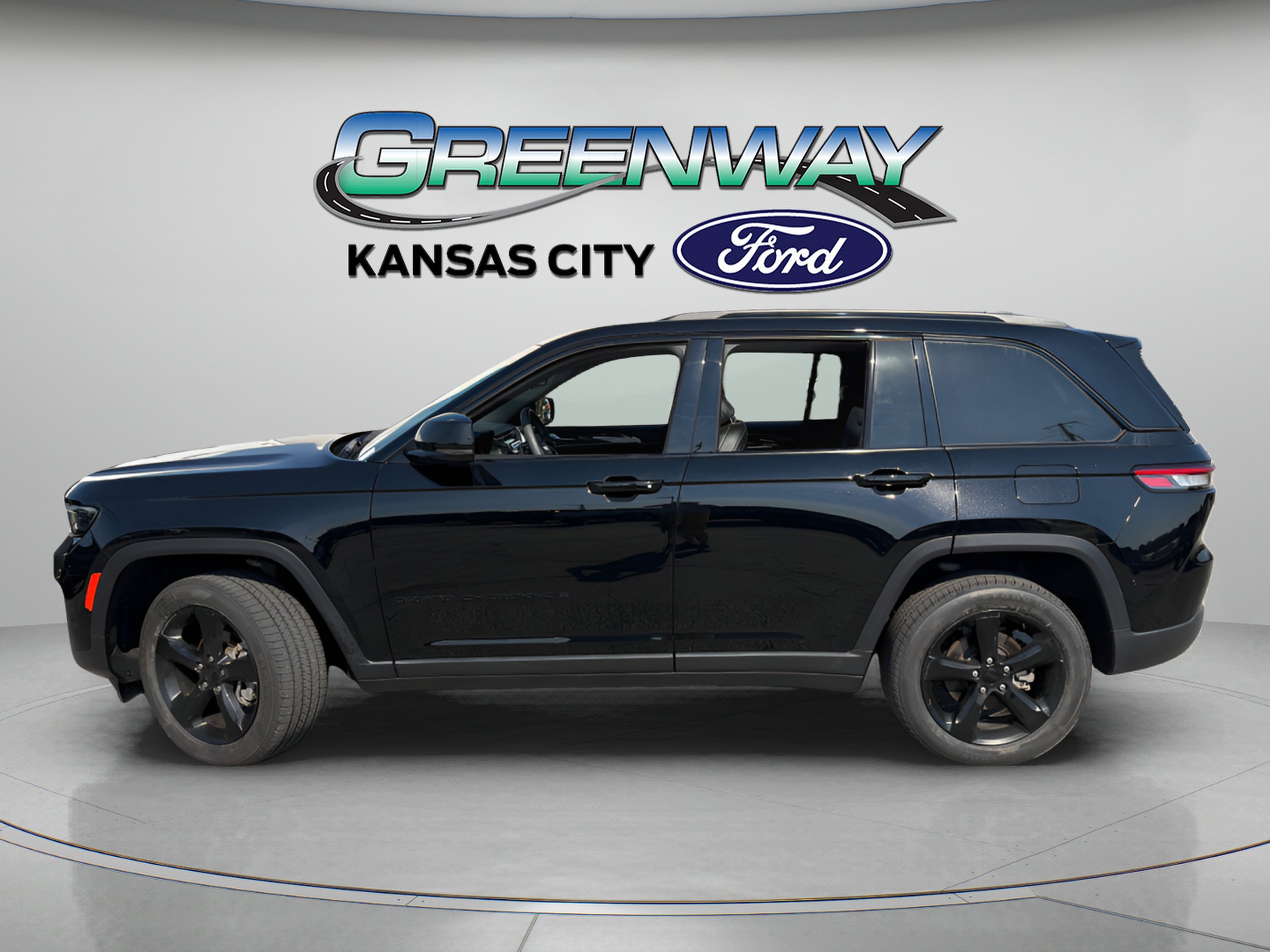 Used 2023 Diamond Black Jeep Altitude image 5