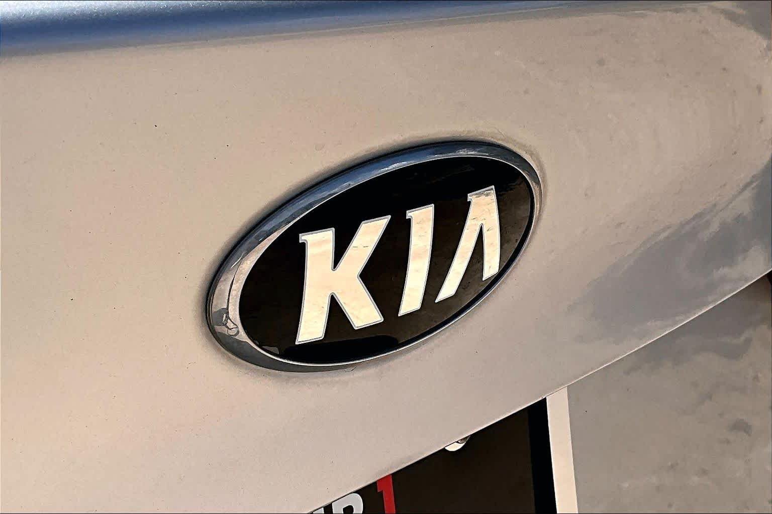 Used 2015 Sparkling Silver Kia LX image 31