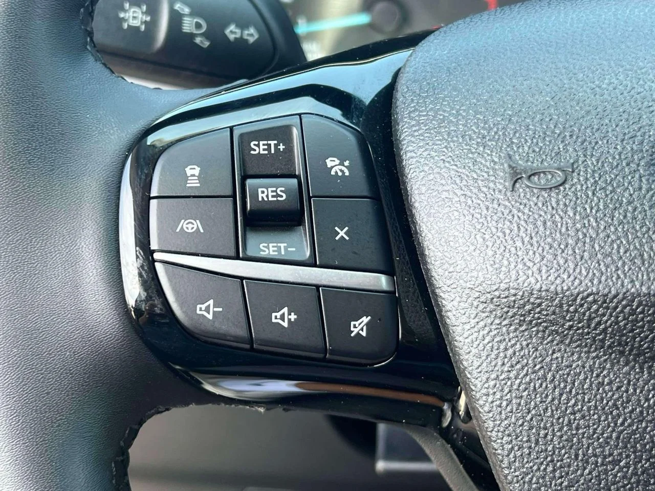 Used 2022 AGATE BLACK METALLIC Ford SE image 24
