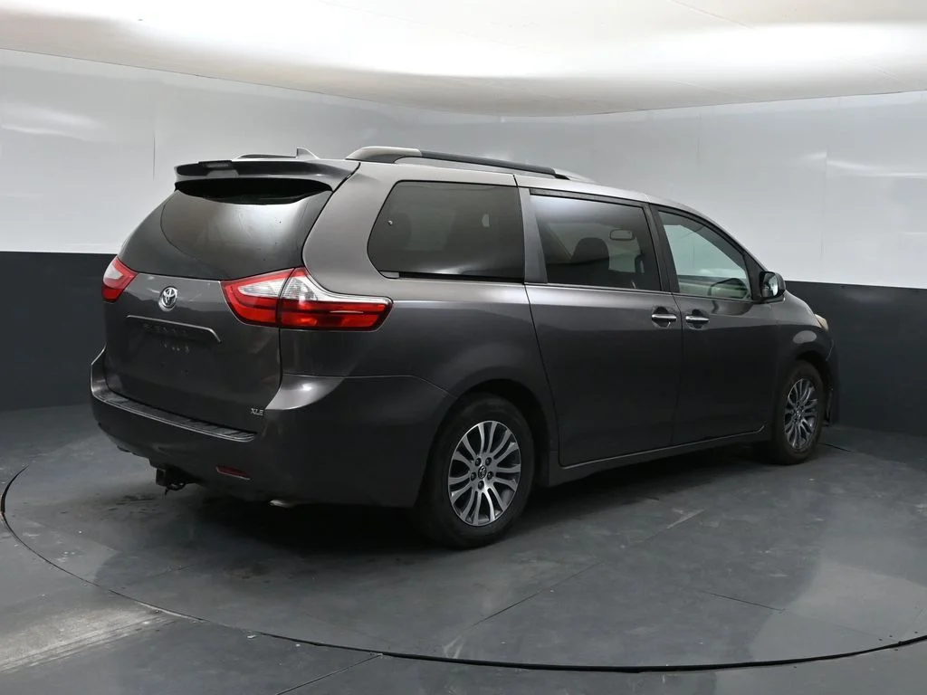 Used 2018 Gray Toyota XLE image 2