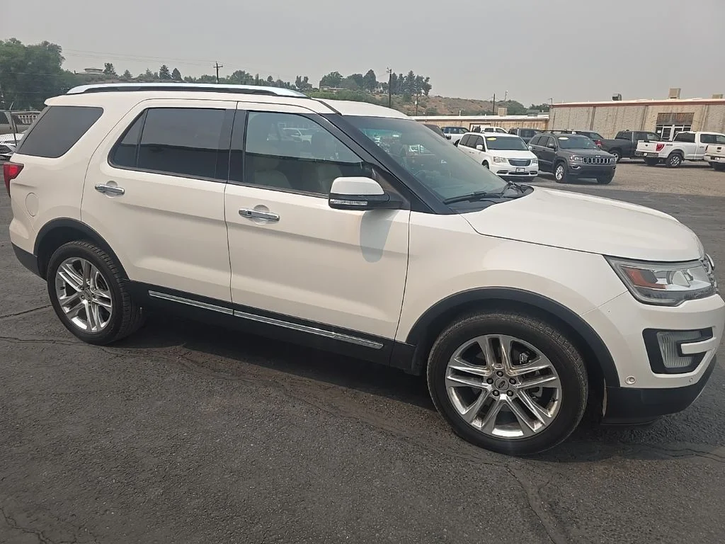 Used 2016 White Platinum Clearcoat Metallic Ford Limited image 10