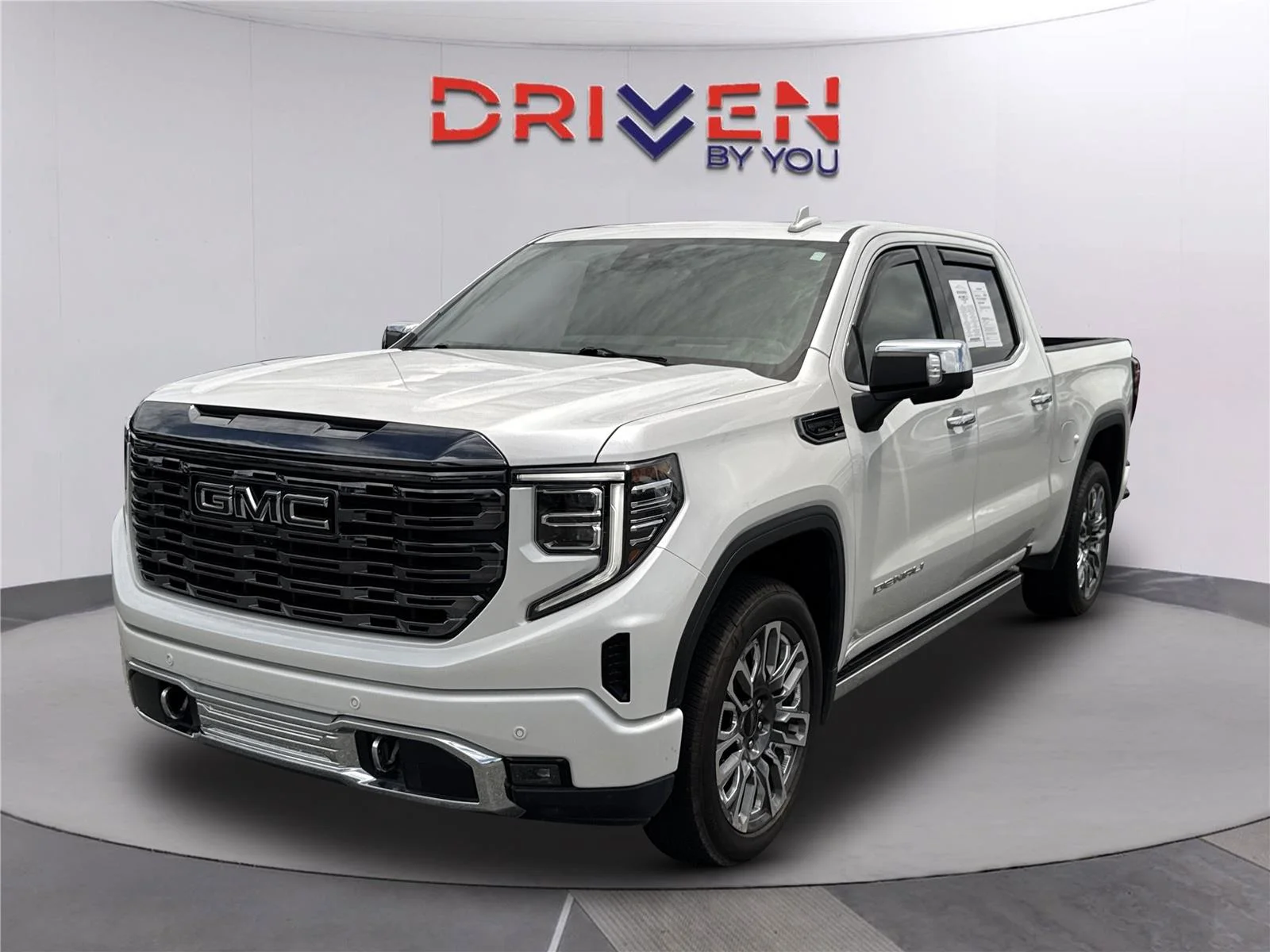 Used 2024 White Frost Tricoat GMC Denali Ultimate image 8