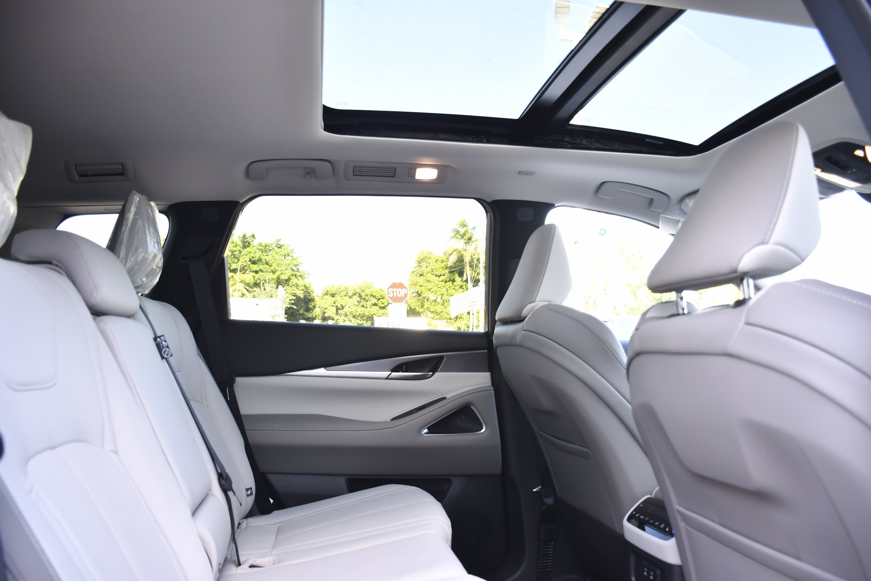 New 2027 HARBOR GRAY INFINITI Luxe AWD image 22
