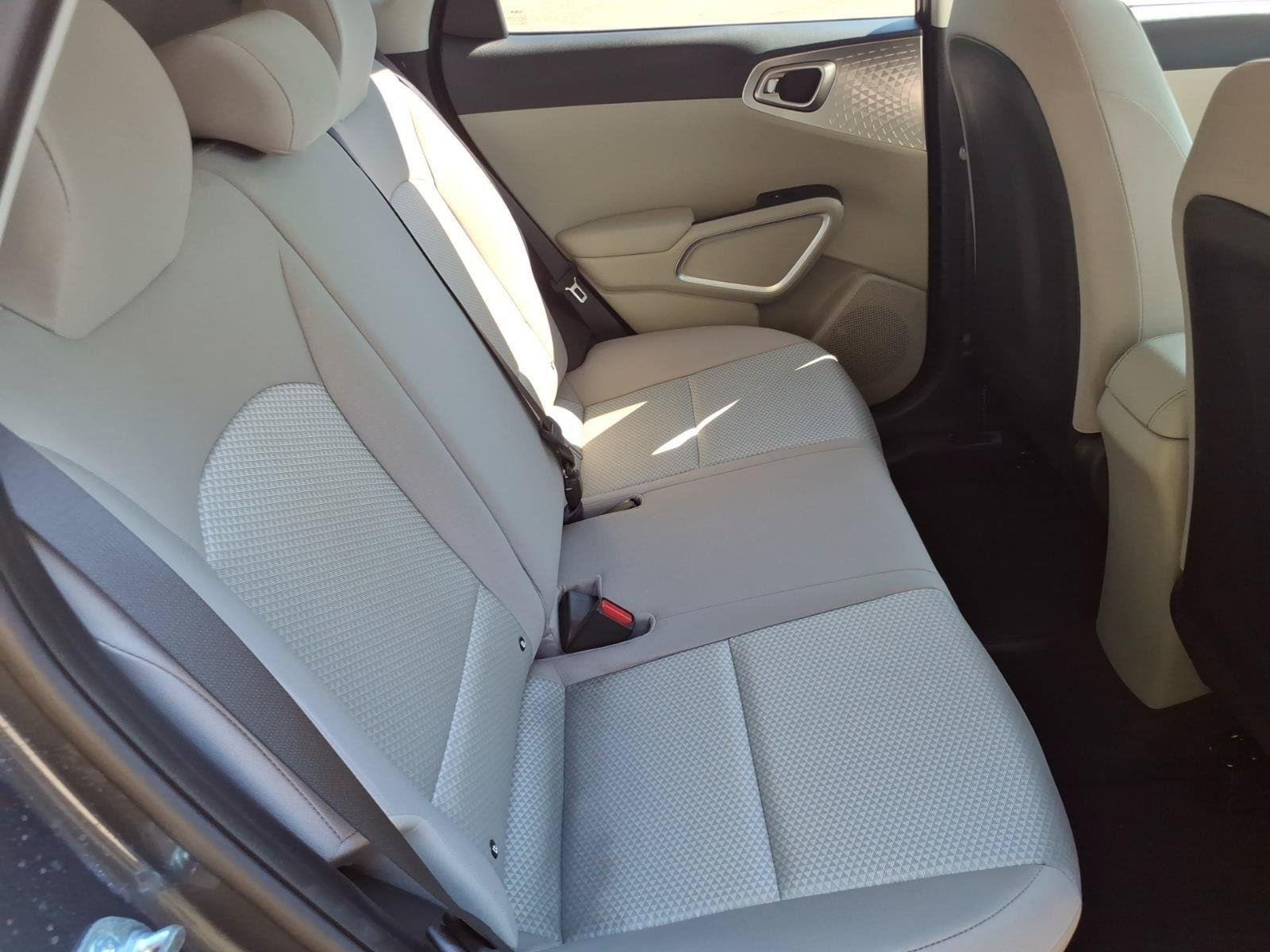 Used 2025  KIA  image 23