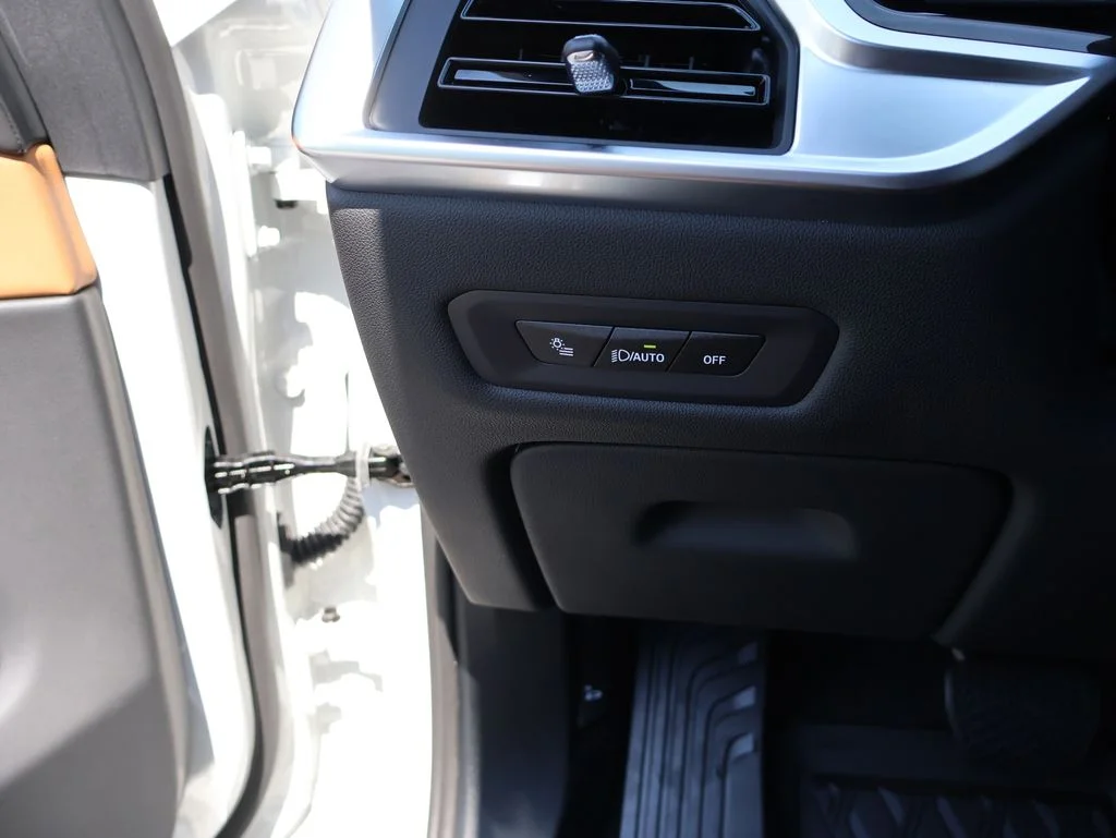 New 2026 Mineral White Metallic BMW xDrive40i image 29