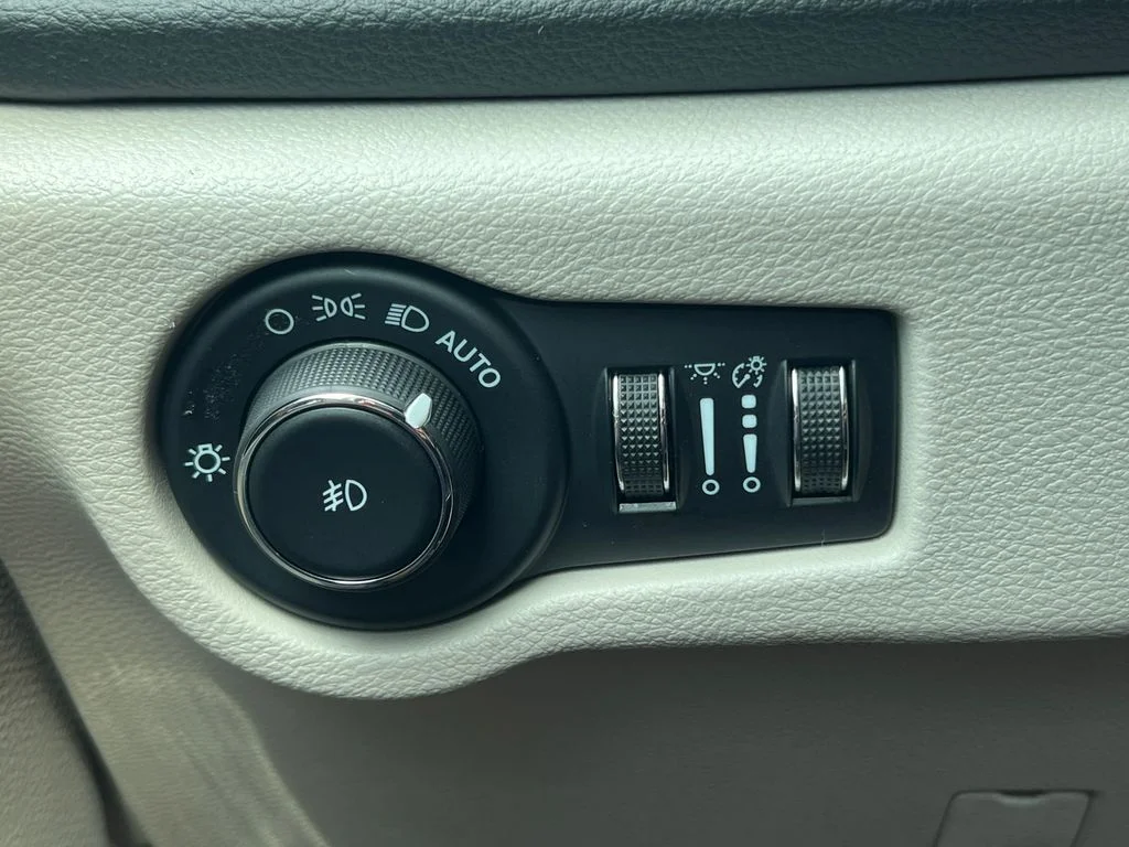 Used 2023 White Chrysler Limited image 20