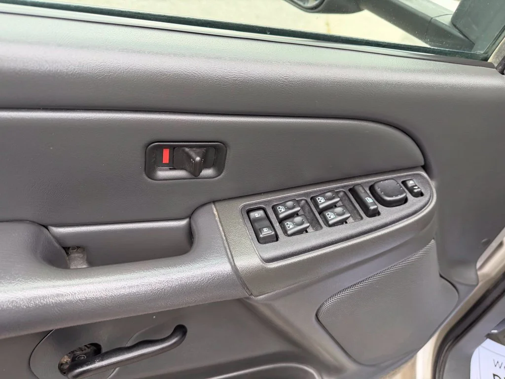 Used 2005 Silver Chevrolet LS image 11