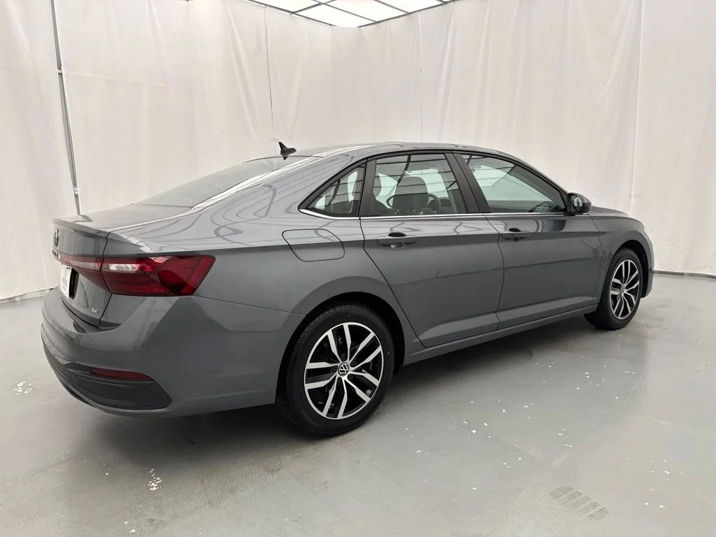 Used 2025  Volkswagen 1.5T SE image 12