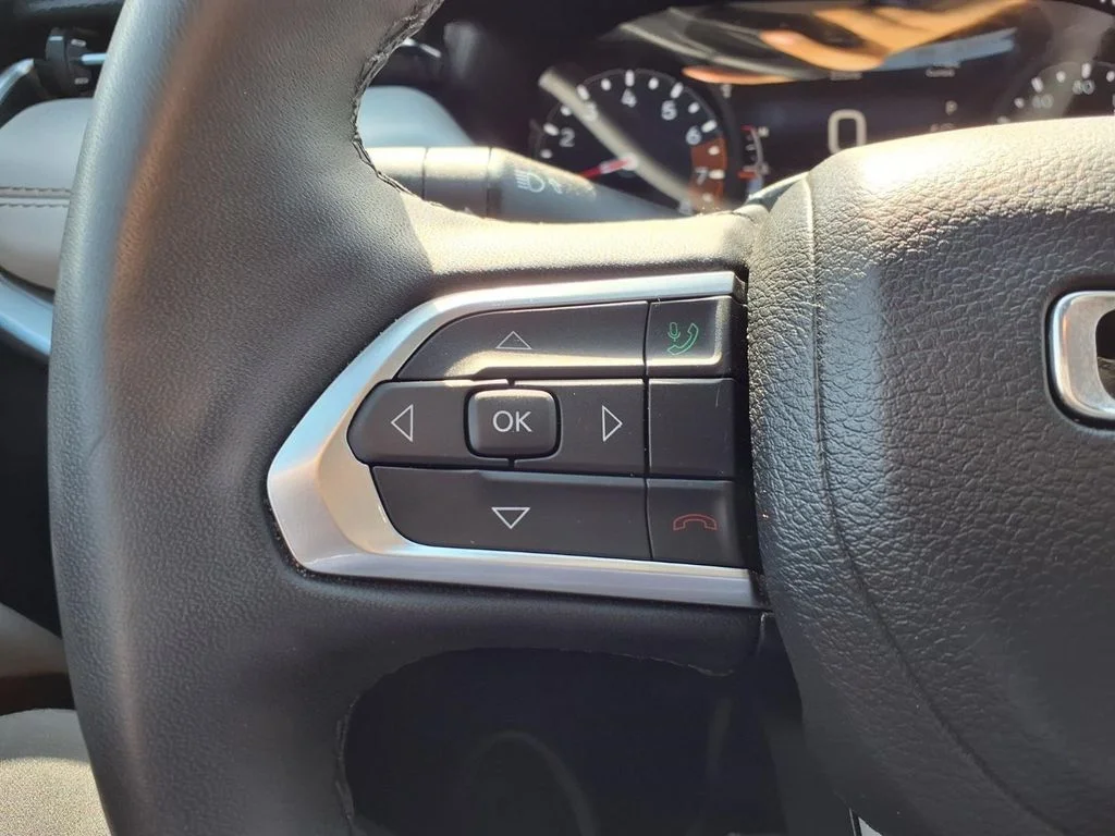 Used 2025 White Jeep Limited image 13