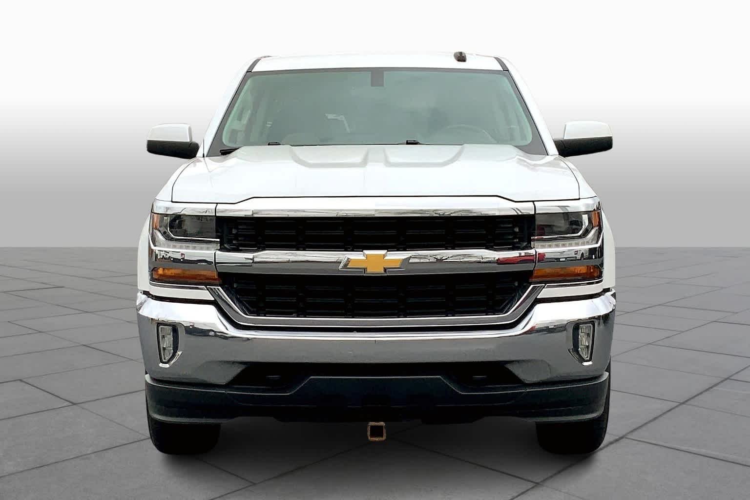 Used 2016 Iridescent Pearl Tricoat Chevrolet LT image 4