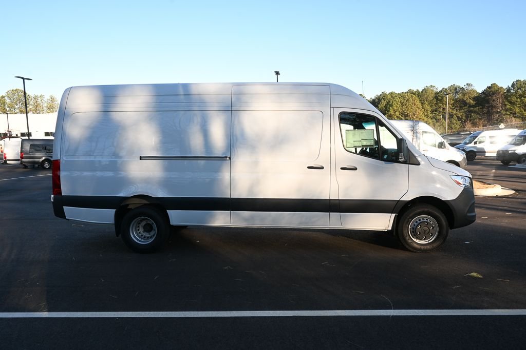 Used 2026 Arctic White Mercedes-Benz Cargo 170 WB image 23