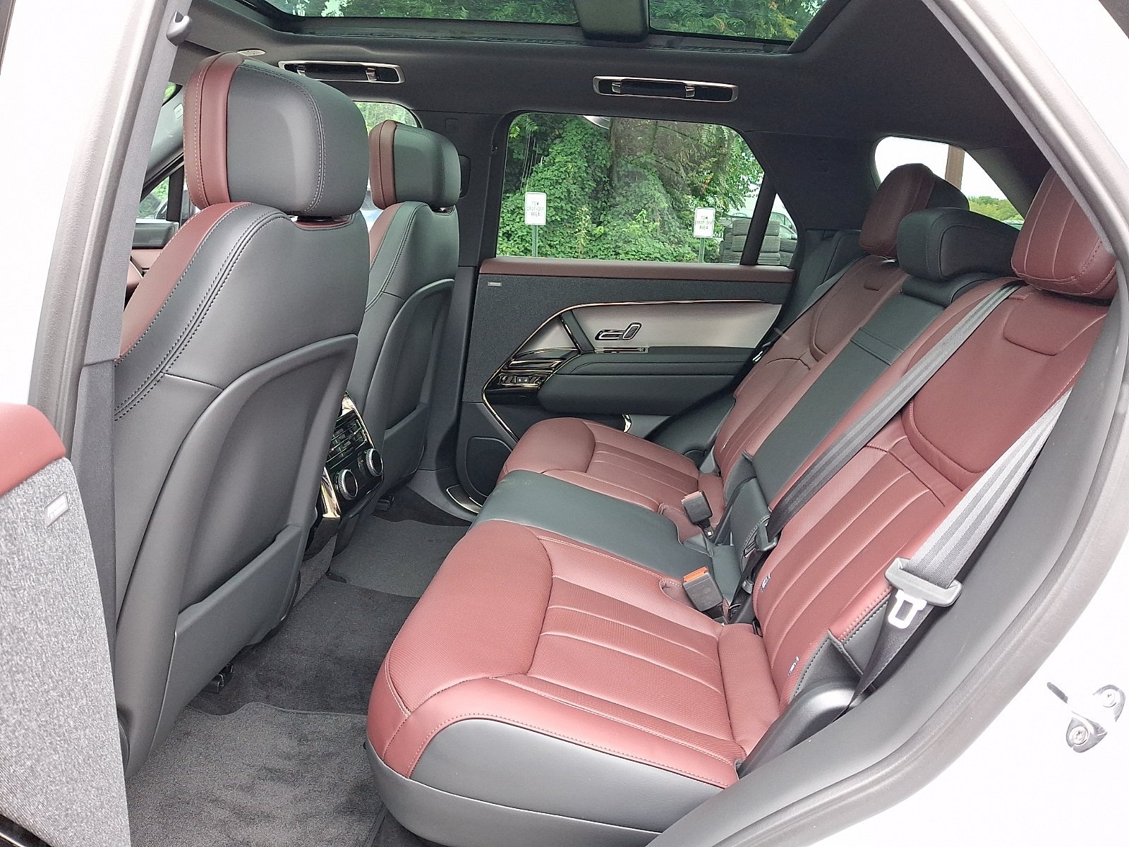 New 2026 Fuji White LAND ROVER Dynamic SE image 5