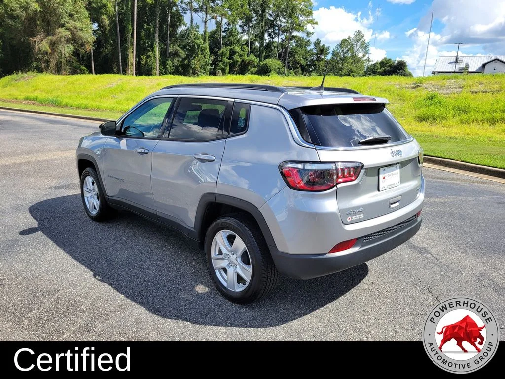 Used 2022 Silver Jeep Latitude image 4
