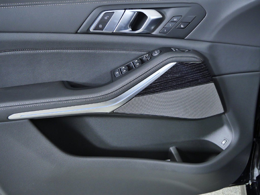 New 2026 Black Sapphire Metallic BMW xDrive50e image 33
