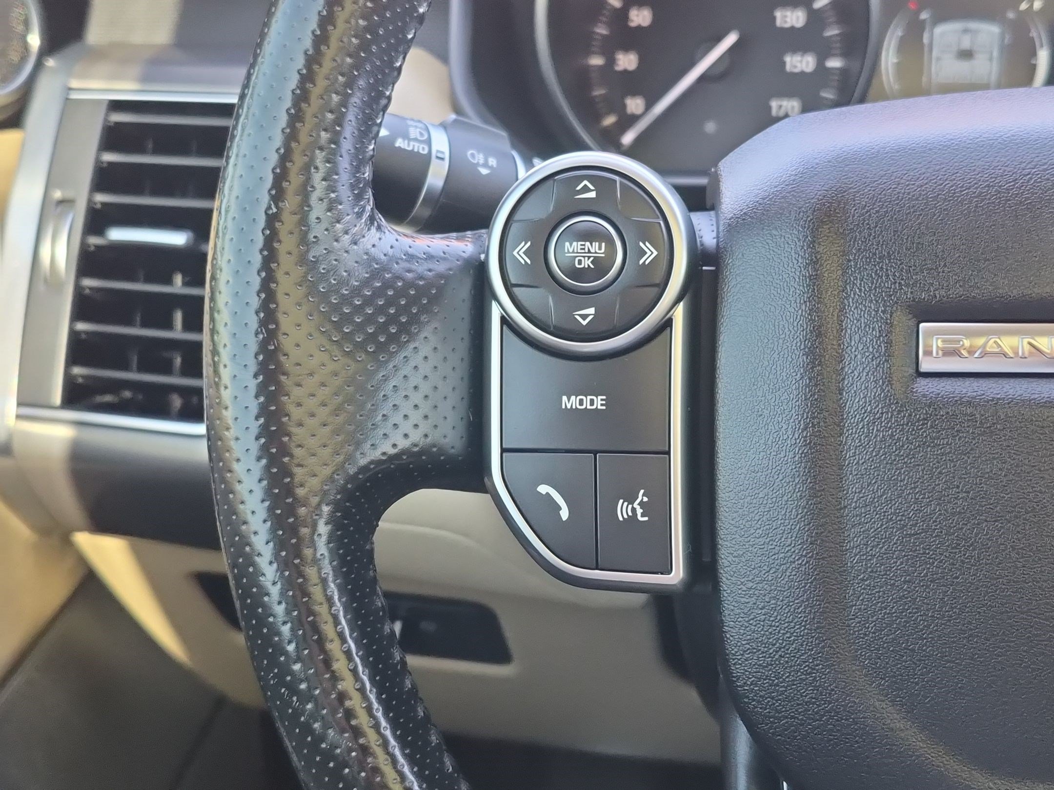 Used 2017  Land Rover SE image 17