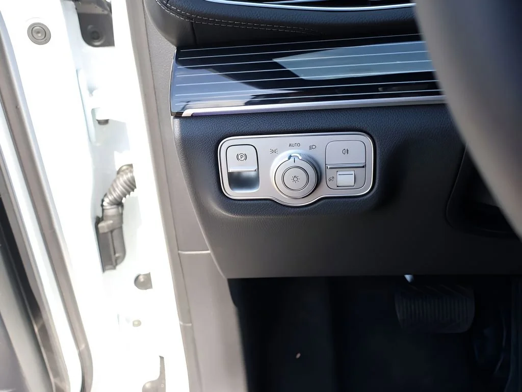 New 2026 MANUFAKTUR Moonlight White Metallic Mercedes-Benz GLE 450 image 75