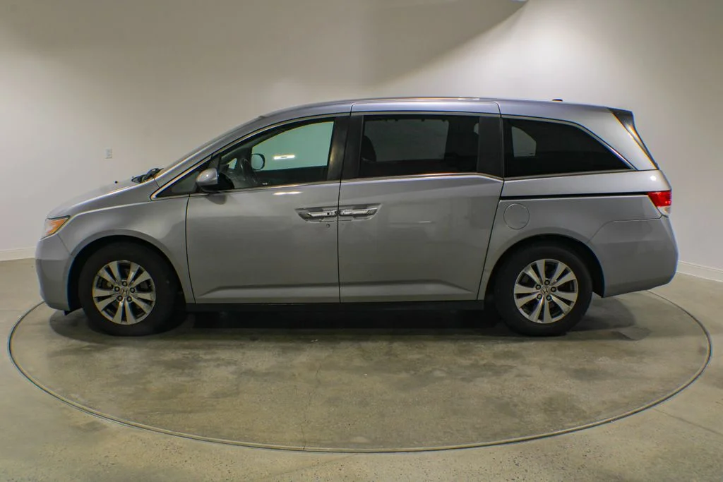 Used 2016 Lunar Silver Metallic Honda SE image 2