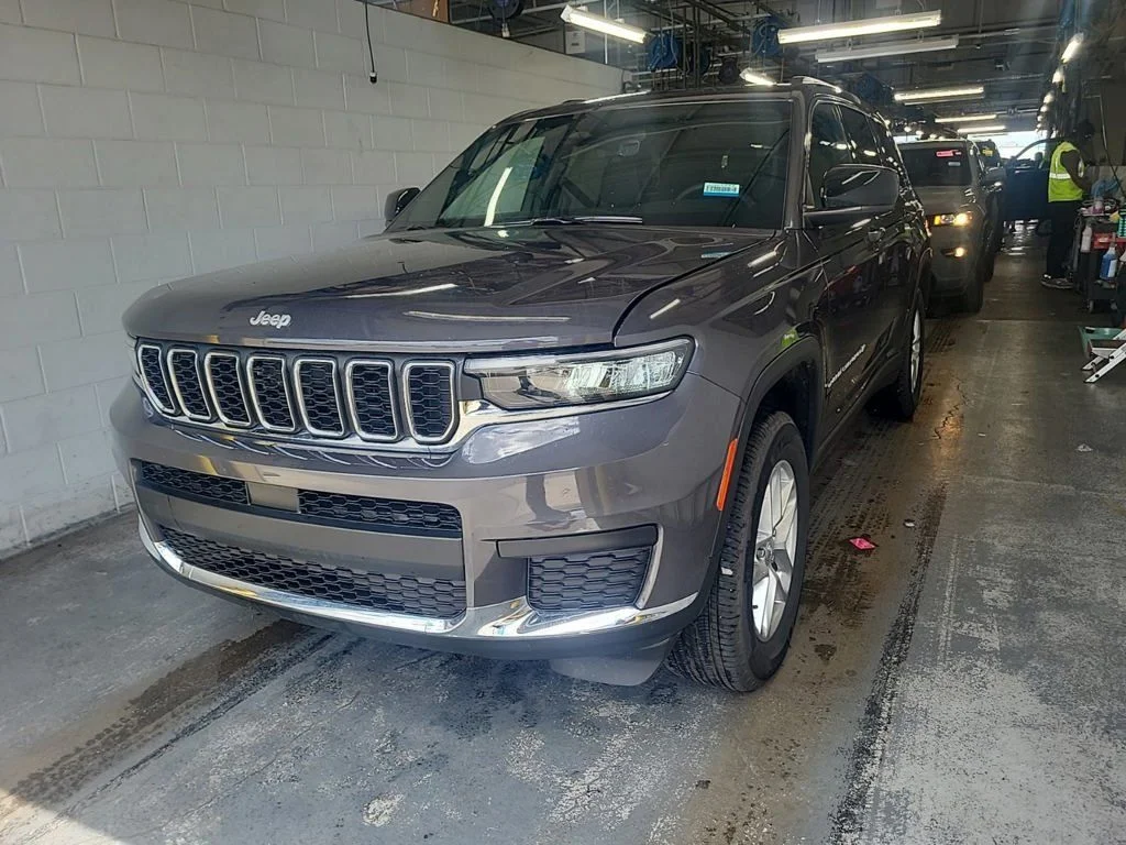 Used 2025 Gray Jeep Laredo image 15