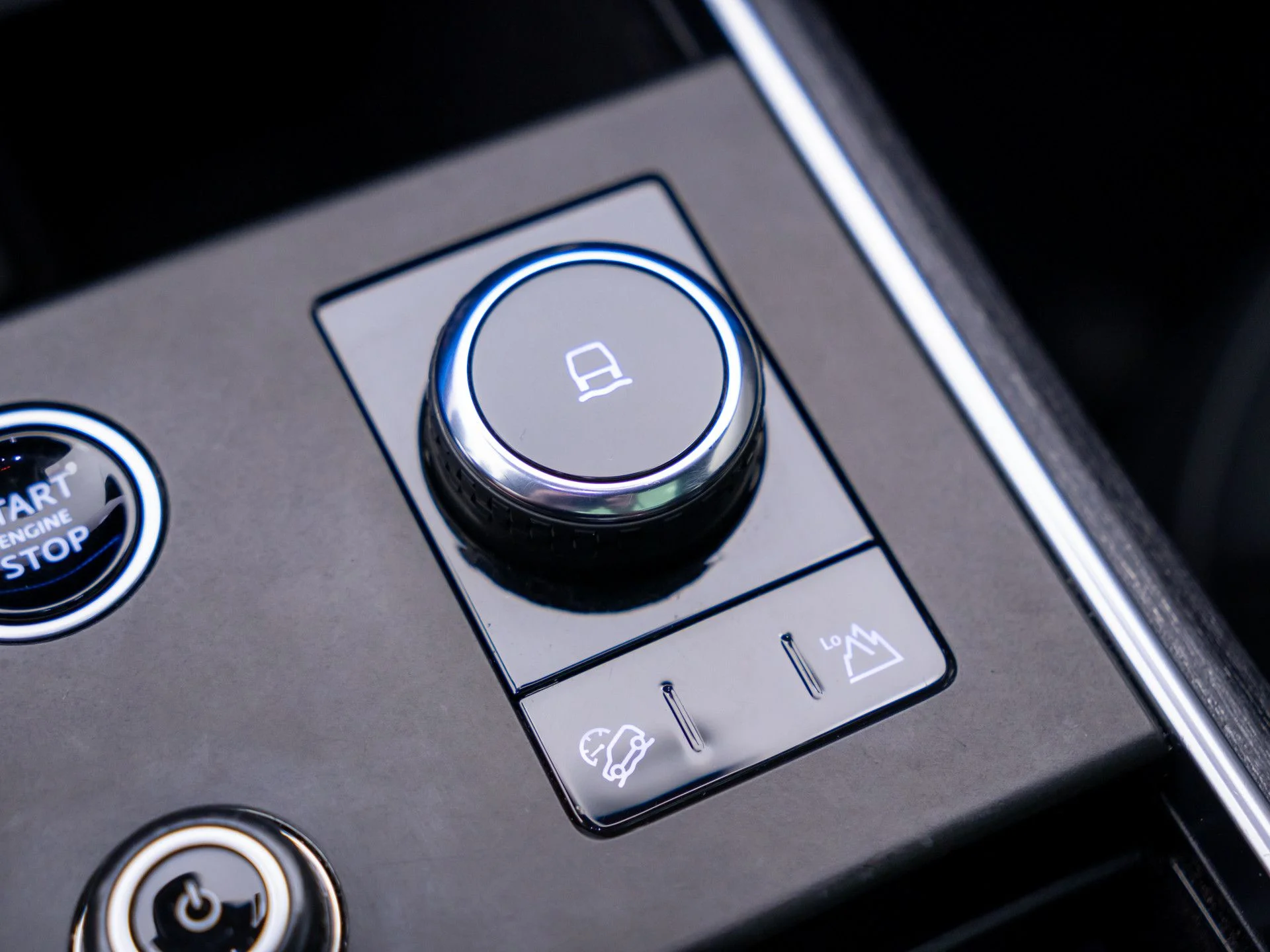 Used 2023  Land Rover Autobiography image 28