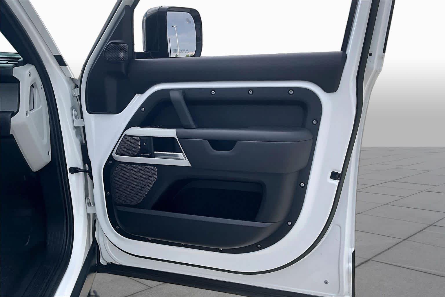 Used 2023 Fuji White Land Rover S image 25